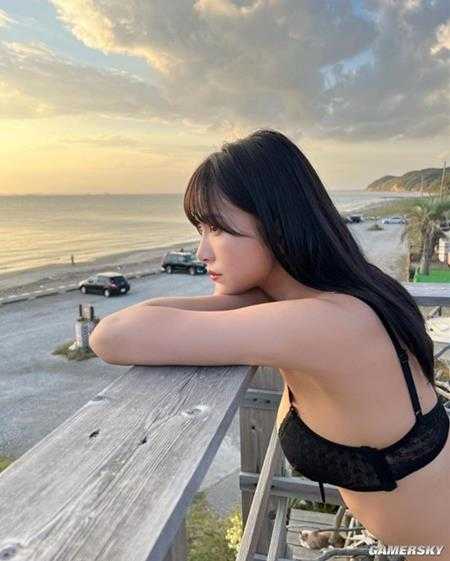 22岁写真女性号称日本最美御宅族 包不住的好身材